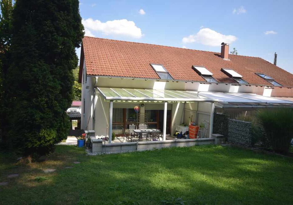 2962-kurz#gebaeudeaussenansicht_1_mit_terrasse_