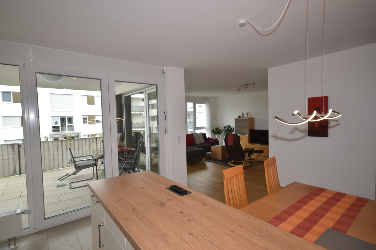 Blick von der Küche zu Essplatz, Balkon und Wohnzimmer