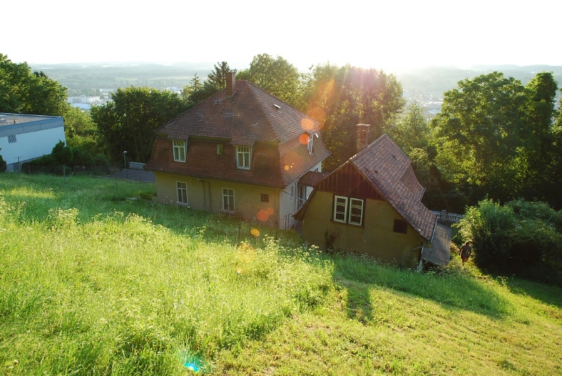 Blick vom Grundstück auf das Haus