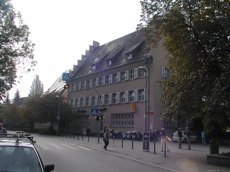 Hauptgebäude Strassenfront